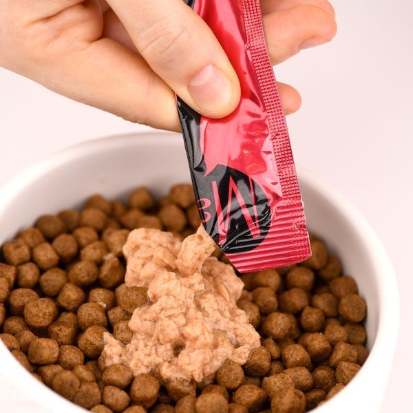 Лакомство кремовое для кошек Mavsy Creamy superfood SALMON AND TUNA FILLET WITH ALFALFA AND SPLASHED OF CATNIP в виде тунцово-лососевого крема супа с цветущей люцерной и вкраплениями кошачьей мяты, 15 г (30 шт) MAVSY0630 фото